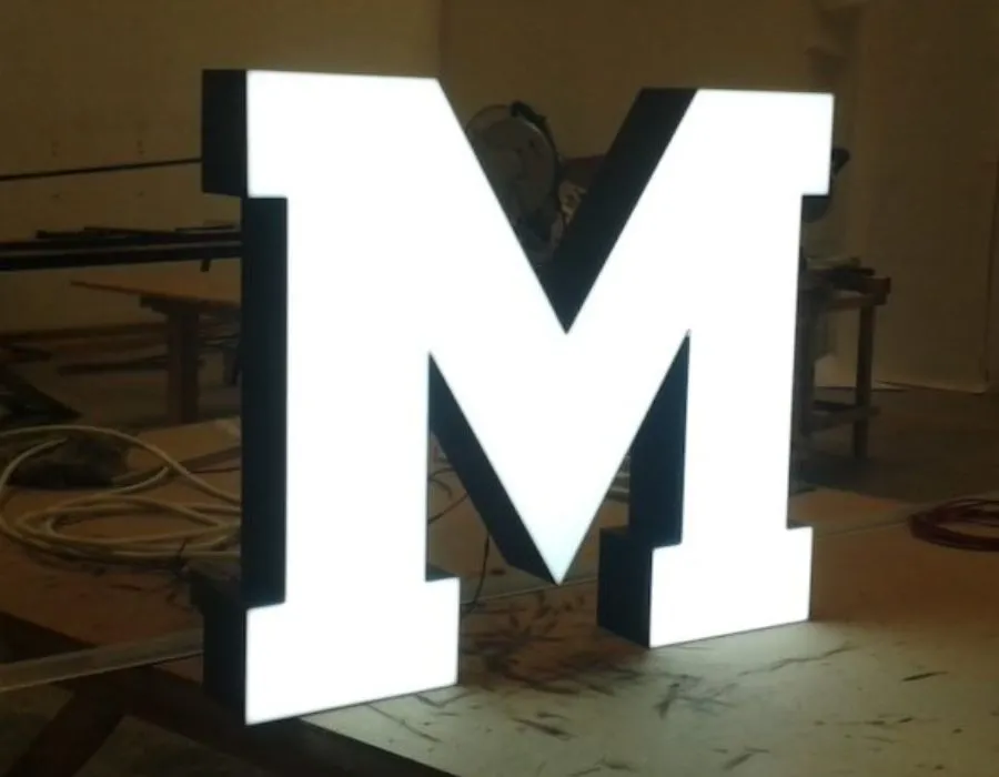 aluminum_frontlit_sign_board_dubai_01